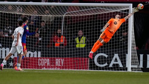 ШТА ТО УРАДИ ЧОВЕЧЕ? Свет бруји о потезу голмана Барселоне (ВИДЕО)