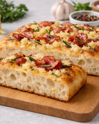 ФОКАЧА СА КРОМПИРОМ И СЛАНИНОМ:  Кора пуца под прстима, средина остаје мекана и сочна