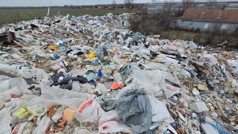 НЕЛЕГАЛНА ДЕПОНИЈА ПОД НОСОМ: На Панчевачком путу 133, у близини седам породичних кућа, расте сметлиште без дозволе