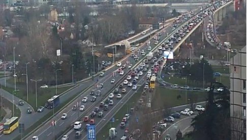 BEOGRAĐANI, NAORUŽAJTE SE STRPLJENJEM: Popodnevni špic napravio haos u prestonici - Kolone u Nemanjinoj, Vukov spomenik krcat (FOTO)