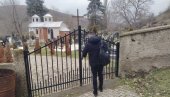 БОГА СЕ НЕ БОЈЕ, ВЛАСТ ИХ ШТИТИ, А МИ ТИХО ТРПИМО: Репортери Новости у Гојбуљи код Вучитрна, где су Албанци пустили краве у српско гробље
