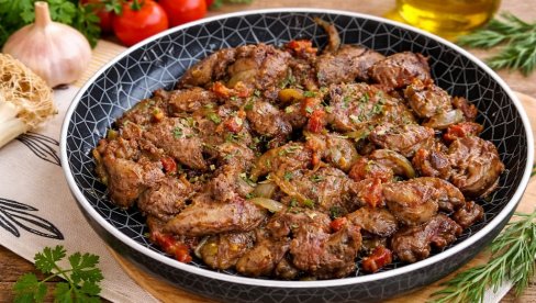 PILEĆA DŽIGERICA U CRVENOM SOSU: Brz, zdrav i ukusan ručak