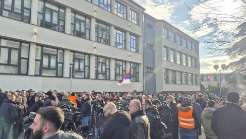 НАРОД ЧЕКА ПРЕДСЕДНИКА: Велики број грађана окупио се испред Гимназије у Младеновцу (ВИДЕО)