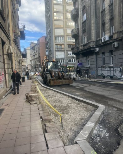 НОВ АСФАЛТ ОД КОСОВСКЕ ДО СВЕТОГОРСКЕ: Путари са машинама у Влајковићевој улици и код Бајлонијеве пијаце