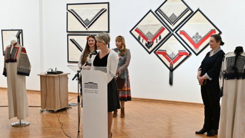 „ZMIJANJSKI VEZ“ PREDSTAVLJEN U VRŠCU: Izložba u Gradskom muzeju otvorena do 9. marta