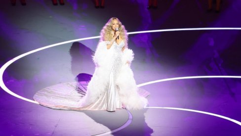 PEVAČICA ODUŠEVILA NA OTVARANJU ZIMSKIH OI U ITALIJI: Šlep joj nosilo šestoro ljudi (FOTO)