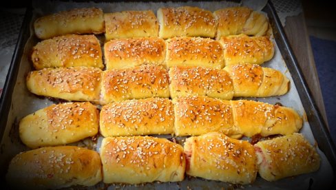 ХРСКАВЕ КИФЛИЦЕ СА ШУНКОМ И СИРОМ: Корак по корак до пецива као из пекаре (ВИДЕО)