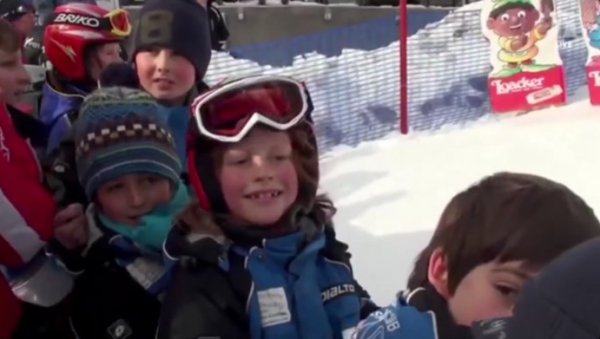 ЂОКОВИЋ МУ ЈЕ ДАНАС НОЋНА МОРА: Препознајете ли овог слатког дечака? Одлуком је наљутио нацију (ВИДЕО)