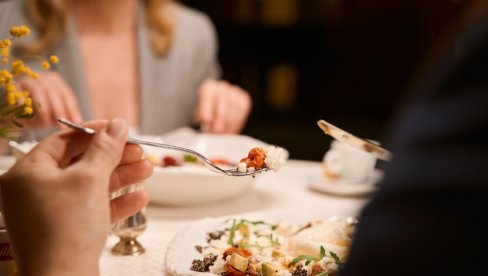 ПРЕСКАЧЕТЕ ВЕЧЕРУ? Нутрициониста открива због чега је ова популарна навика толико лоша