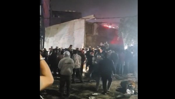 ОКО 20 ЉУДИ ОСТАЛО ЗАРОБЉЕНО ИСПОД РУШЕВИНА: Урушила се зграда у Индији, 8 извучено (ФОТО/ВИДЕО)
