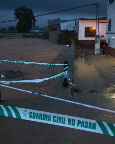 МАРТА УБИЛА ДВЕ ОСОБЕ: Хиљаде евакуација и затварање стотина путева у Шпанији