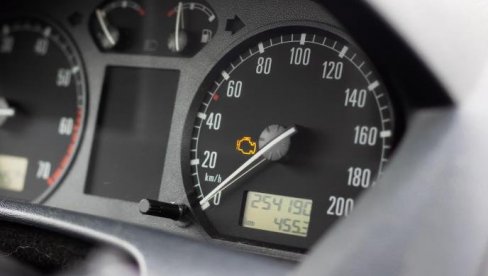 АКО СЕ УПАЛИ ОВА ЛАМПИЦА: Стручњаци саветују да је у овој ситуацији боље продати ауто