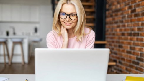 ЖЕНЕ НАКОН 50. ГОДИНЕ ОВЕ ФРИЗУРЕ ТРЕБА ДА ИЗБЕГАВАЈУ: Фризери кажу да их чине и деценију старијим