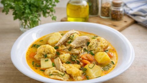 PILEĆI KROMPIR PAPRIKAŠ SA KNEDLAMA: Kuvana jela su uvek pravi izbor