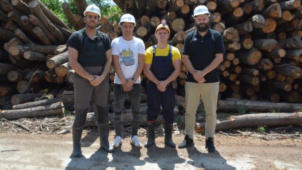 СКЛАЊАО САМ МУ УГАЉ СА ЛИЦА...: Рудар Ненад је у јами, из загрљаја смрти отео свог колегу Драгана