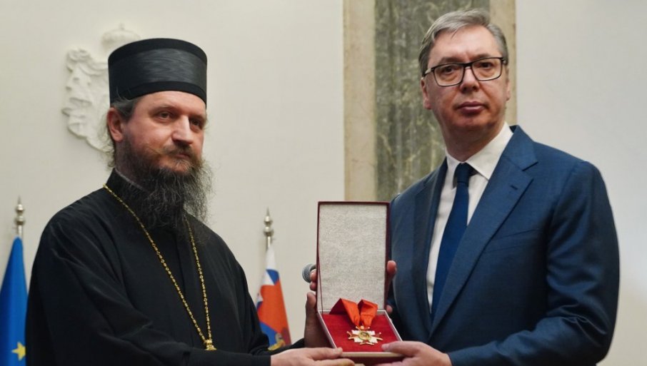 ЕПИСКОП СЕРГИЈЕ ОДЛИКОВАО ВУЧИЋА: Орден је печат духовног заједништва - молим вас да пренесете нашем народу да је Србија уз њих (ВИДЕО)