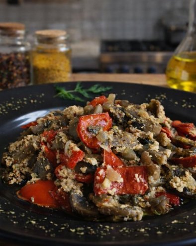 ДИНСТАНО ПОВРЋЕ СА СЛАНИНОМ И ЈАЈИМА: Мирис домаће кухиње у једном тигању