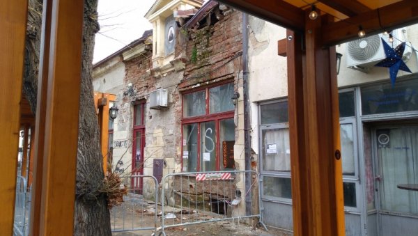 ОШТЕЋЕНА ЗГРАДА ИЗ 19. ВЕКА: Због урушавања крова постављена заштитна ограда