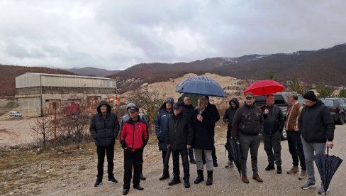 MEŠTANI PRETE BLOKADOM: Žitelji sela u Župi nikšićkoj, okupljeni ispred rudokopa, traže njegovu rekultivaciju