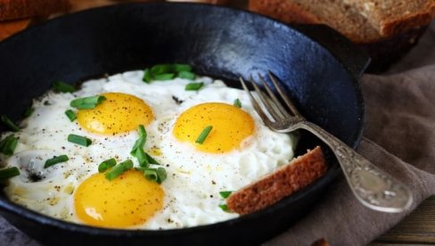 КАДА ТРЕБА ПОСОЛИТИ ЈАЈА НА ОКО - НА ПОЧЕТКУ, ТОКОМ ИЛИ НА КРАЈУ ПРЖЕЊА? Прехрамбени технолог дао одговор