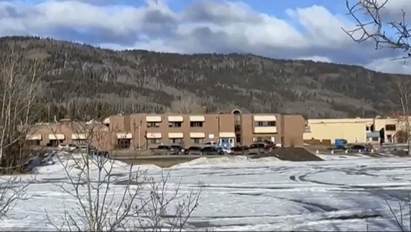 ПРВИ СНИМЦИ И СЛИКЕ СА МЕСТА ПУЦЊАВЕ У ШКОЛИ: Језива сведочења након масакра у Канади, премијер отказао пут за Немачку