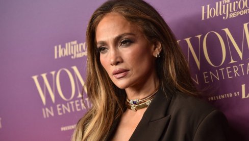 DŽENIFER LOPEZ NOVOM FOTOGRAFIJOM IZ TERETANE NAVELA SVE DA SE ZAPITAJU: Kako ovako izgleda u 56. godini? (FOTO)