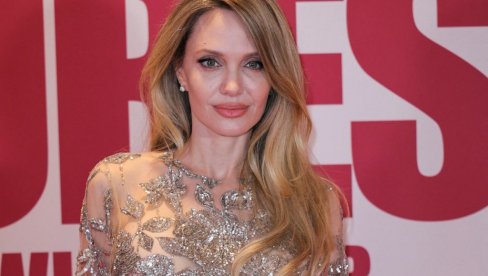 ANĐELINA DŽOLI O DVOSTRUKOJ MASTEKTOMIJI KOJU JE IMALA: Izgubila sam mamu kada sam bila mlada