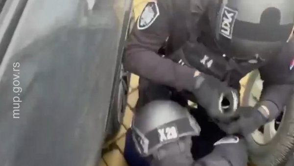 УХАПШЕН ВРАЧАРАЦ У НОВОМ САДУ: Велика акција УКП, СБПОК и ВЈТ - Са собом носио ЛАЖНИ пасош (ВИДЕО)