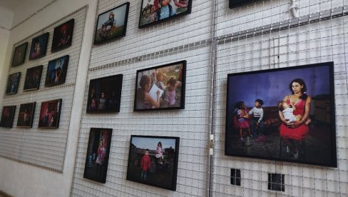 „TUGA I RADOST –ROMI“: Još jedno izdanje poznate izložbe Bojana Petrovića u Paraćinu (FOTO)