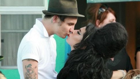 ŽIVI U KRAJU PUNOM ZAVISNIKA, NE ZNA DA JE MAJKA NJEGOVE DECE - UMRLA: Evo kako danas živi čovek kojeg je volela Ejmi Vajnhaus