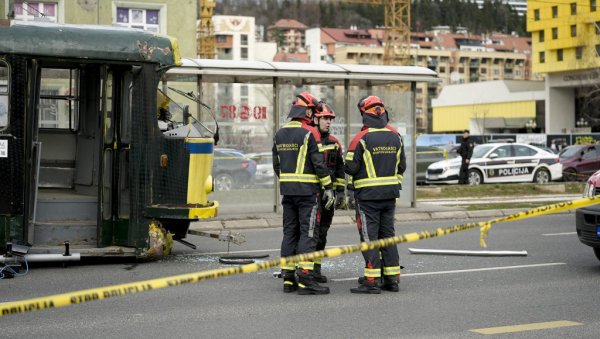 ИСПЛИВАО ЈЕЗИВ СНИМАК НЕСРЕЋЕ У САРАЈЕВУ: Трамвај улетео у кривину, па искочио из шина и направио хаос (ВИДЕО)