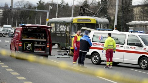 ДЕВОЈЧИЦИ (17) СЕ ЛЕКАРИ БОРЕ ЗА ЖИВОТ: Након трамвајске несреће јој ампутирали ногу (ФОТО/ВИДЕО)