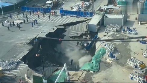USRED GRADA SE OTVORILA OGROMNA RUPA: Užas nasred raskrsnice - sve snimljeno nadzornim kamerija, umalo tragedija u Šangaju (VIDEO)