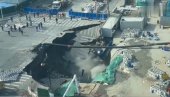 USRED GRADA SE OTVORILA OGROMNA RUPA: Užas nasred raskrsnice - sve snimljeno nadzornim kamerija, umalo tragedija u Šangaju (VIDEO)