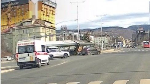 HOROR SNIMAK NESREĆE: Tramvaj juri i ispada iz šina u Sarajevu (VIDEO)