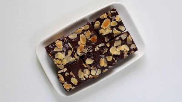 ИДЕАЛНА ПОСЛАСТИЦА ЗА СВЕ КОЈИМА СМЕТА ГЛУТЕН: Колач без брашна, савршен спој чоколаде и бадема