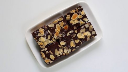 IDEALNA POSLASTICA ZA SVE KOJIMA SMETA GLUTEN: Kolač bez brašna, savršen spoj čokolade i badema