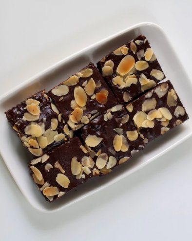 ИДЕАЛНА ПОСЛАСТИЦА ЗА СВЕ КОЈИМА СМЕТА ГЛУТЕН: Колач без брашна, савршен спој чоколаде и бадема