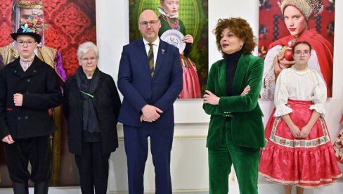 IZ KINE U KULU: Izložba Tron Pavela Surovog u Likovnoj galeriji Kulturnog centra (FOTO)