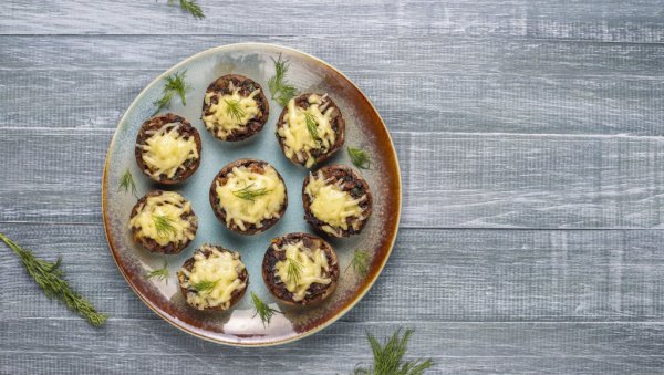 ОДЛИЧНИ СУ И КАО ПРЕДЈЕЛО И КАО ГЛАВНО ЈЕЛО: Пуњени шампињони