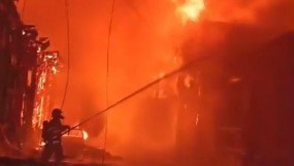 СТРАВИЧАН ПОЖАР ОДНЕ СВЕ ПРЕД СОБОМ, ПЕТОРО ОСОБА ПОГИНУЛО: Ватрена буктиња захватила Сан Салвадор (ВИДЕО)