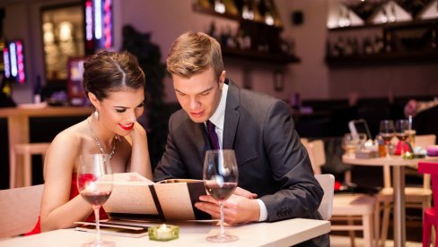 КАКО ДА ИЗБЕГНЕТЕ НЕПРИЈАТНОСТ НА ПРВОМ САСТАНКУ? Стручњак за везе има један важан савет