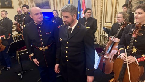 KAD FRANCUSKA REPUBLIKANSKA GARDA SVIRA MARŠ NA DRINU: U rezidenciji Srbije u Parizu svečano obeležen Dan državnosti (foto, video)