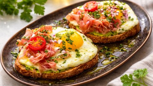 TOST SA AVOKADOM, JAJETOM I PRŠUTOM: Hranljiv doručak bogat proteinima