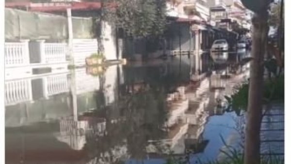 МОРЕ ПОПЛАВИЛО ПОПУЛАРНО ГРЧКО ЛЕТОВАЛИШТЕ: Све је под водом - призори су невероватни (ВИДЕО)