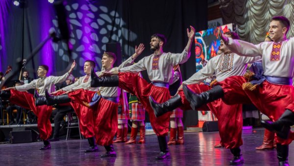 КИКИНДСКЕ „ГУСЛЕ“ ТРАЈУ ВЕК И ПО: Концерт за јубилеј одржало 500 извођача: играча, певача, свирача ( Фото)