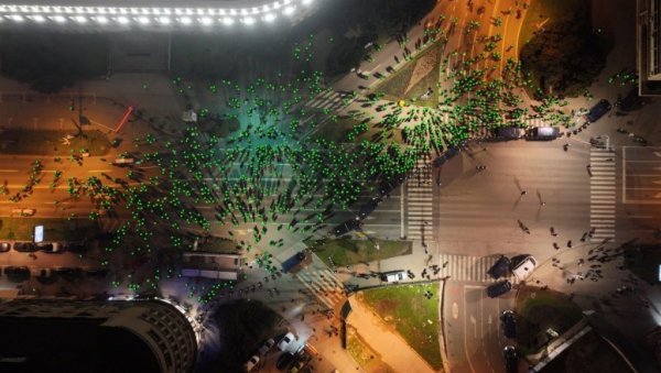 СЛИКА ИЗ ВАЗДУХА: Погледајте колико се блокадера вечерас окупило у Новом Саду (ФОТО)