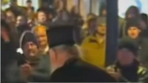 GAMAD: Blokaderi napali crkvene velikodostojnike u Novom Sadu (VIDEO)