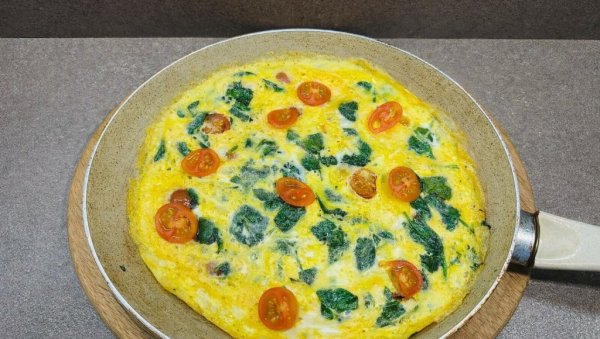 ОМЛЕТ СА СПАНАЋЕМ И ЧЕРИ ПАРАДАЈЗОМ: Брзо, здраво и ароматично