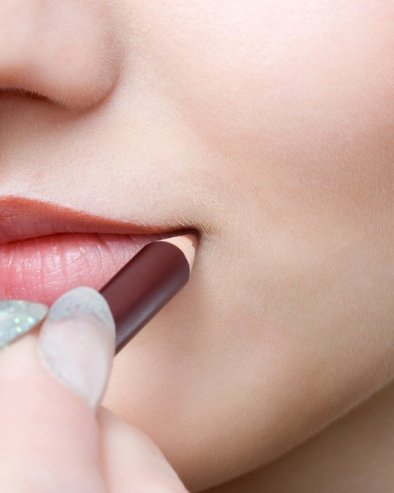 БОЈЕ КАРМИНА КОЈЕ СМАЊУЈУ ГОДИНЕ: Уснама дају пуноћу, а лице делује одморније